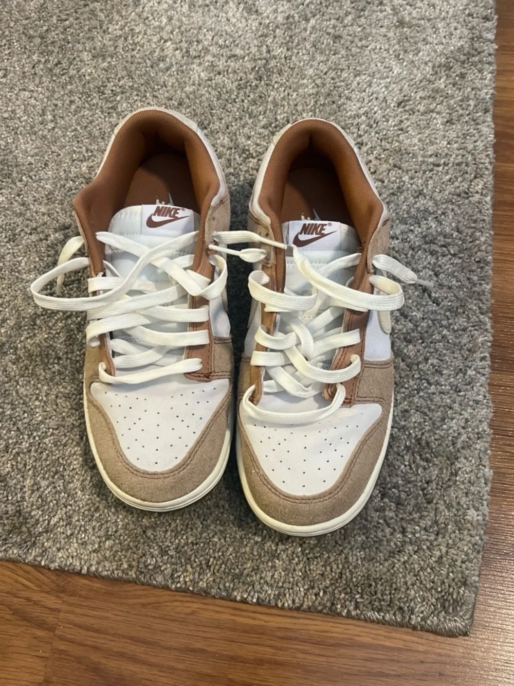 Nike Men’s Low-Top Sneakers in White, Cream, and Brown - Picture 4 of 4